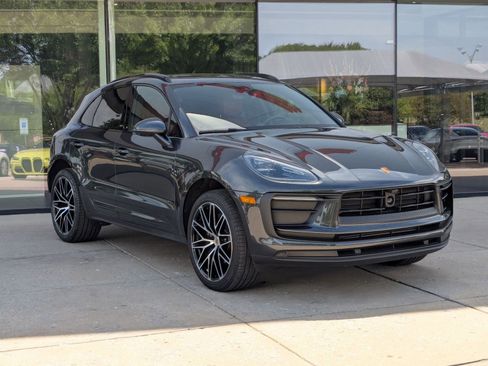 Certified 2025 Porsche Macan image 7