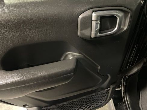 Used 2023 Jeep Wrangler Unlimited Rubicon w/ Cold Weather Group AWD/4WD image 32