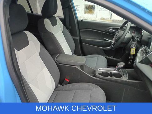 Used 2024 Chevrolet Trax RS w/ Sunroof Package FWD image 28
