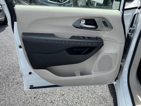 Used 2023 Chrysler Pacifica Touring-L AWD/4WD image 12
