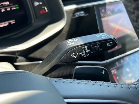 Used 2019 Audi Q8 Prestige w/ Luxury Package AWD/4WD image 31