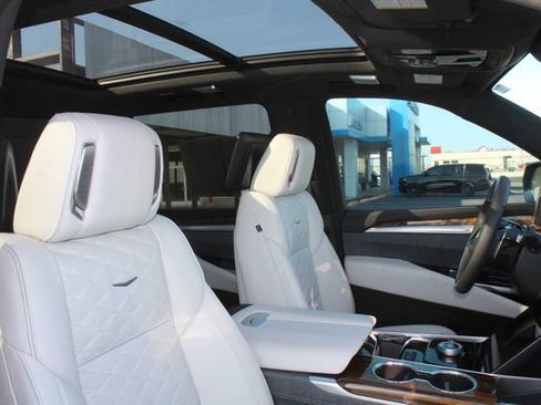 Used 2026 Cadillac Escalade ESV Platinum Sport w/ LPO, ONYX Package AWD/4WD image 17