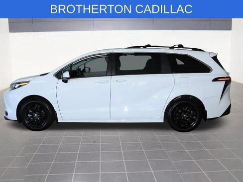 Used 2024 Toyota Sienna LE AWD/4WD image 2