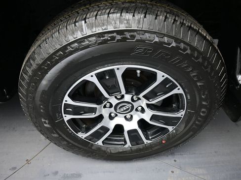 Used 2024 Nissan Titan SV w/ SV Convenience Package image 15