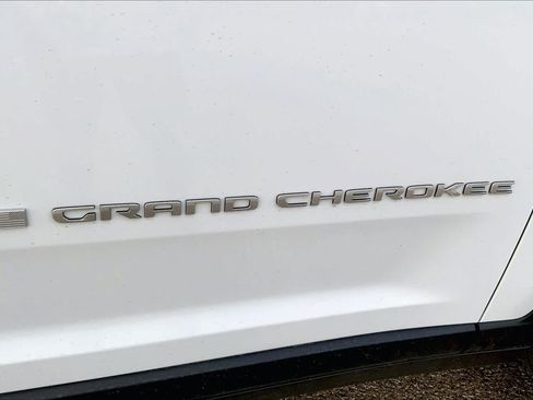 Used 2025 Jeep Grand Cherokee L Laredo RWD image 10