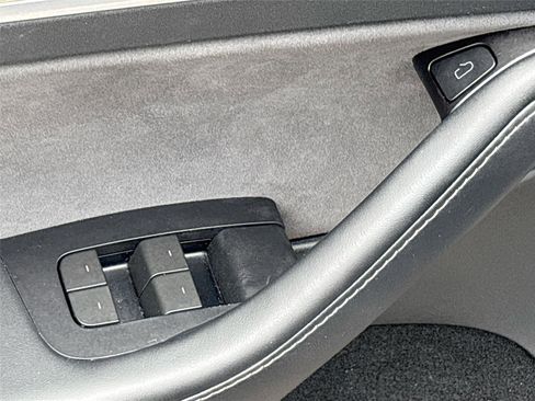 Used 2024 Tesla Model Y 2WD image 18