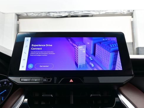 Used 2024 Toyota Venza XLE image 19