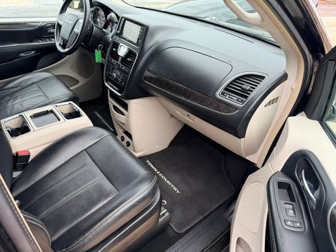Used 2016 Chrysler Town & Country Touring FWD image 11