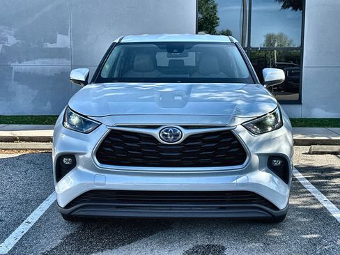 Used 2022 Toyota Highlander LE AWD/4WD image 11
