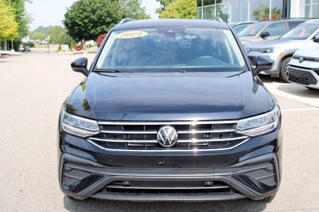 Used 2024 Volkswagen Tiguan SE w/ Panoramic Sunroof Package AWD/4WD image 10