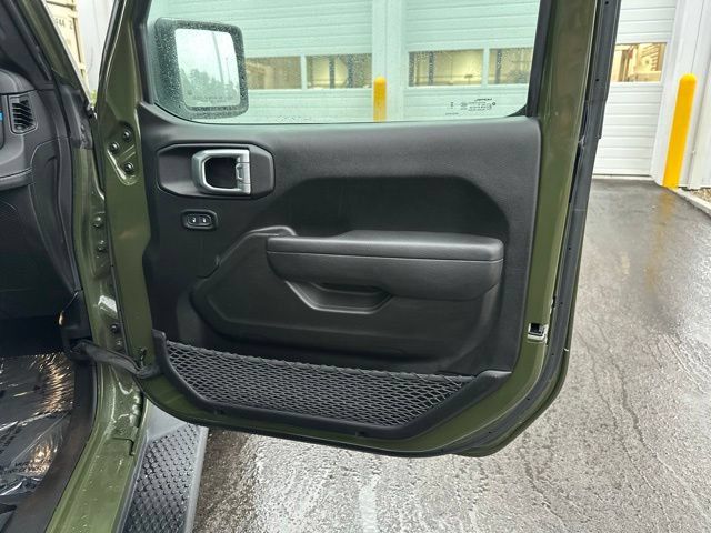 Used 2024 Jeep Wrangler Unlimited Rubicon 4xe w/ Convenience Group AWD/4WD image 11