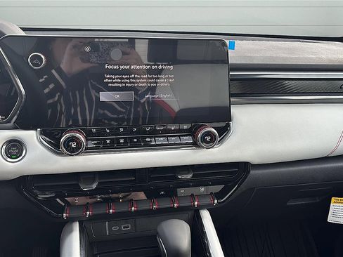 New 2025 GMC Canyon AT4 w/ AT4X Package AWD/4WD image 17
