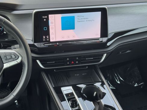 Used 2025 Volkswagen Atlas Cross Sport SE image 21