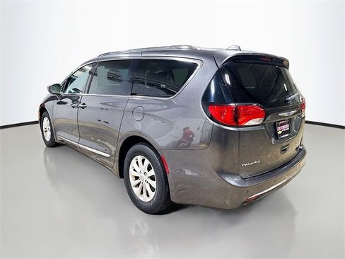 Used 2018 Chrysler Pacifica Touring-L image 7
