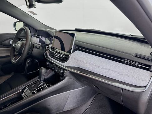 Used 2024 Jeep Compass Latitude image 27