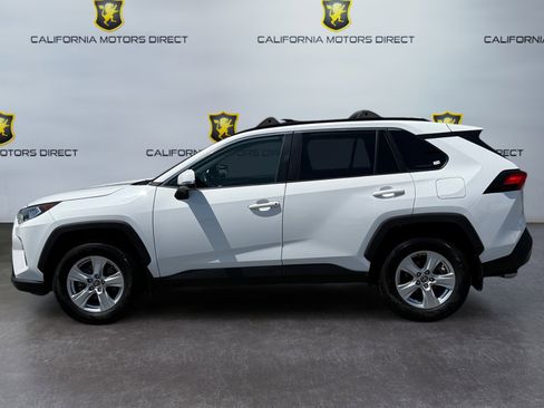 Used 2021 Toyota RAV4 XLE w/ Convenience Package FWD image 2