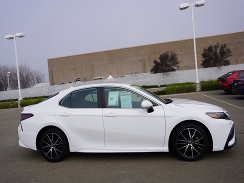 Used 2024 Toyota Camry SE image 4