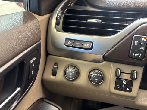 Used 2019 Chevrolet Suburban Premier AWD/4WD image 38
