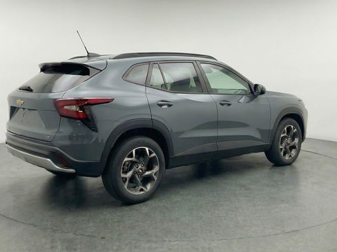 Used 2025 Chevrolet Trax LT w/ LT Convenience Package image 9