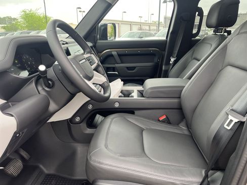 Used 2025 Land Rover Defender 110 S image 4