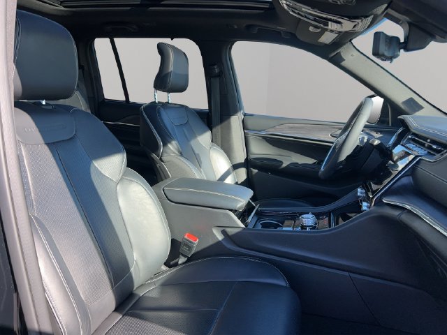 Used 2023 Jeep Grand Cherokee Overland w/ Luxury Tech Group IV AWD/4WD image 36