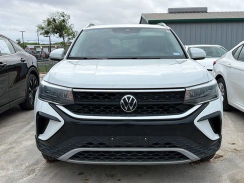 Used 2024 Volkswagen Taos SE image 2