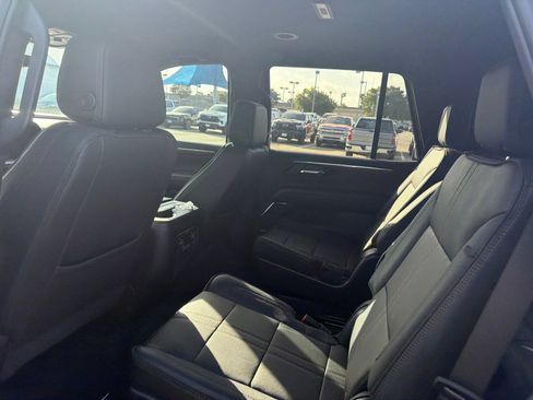 Used 2025 Chevrolet Tahoe High Country AWD/4WD image 5