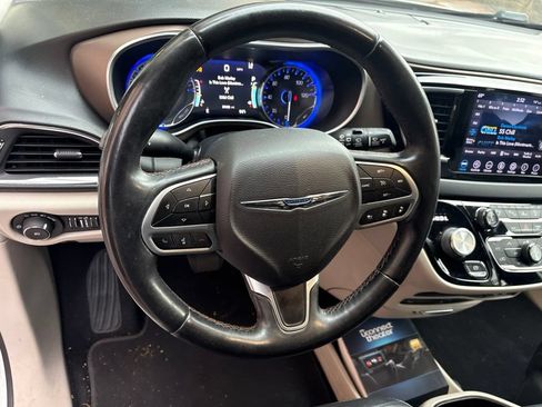 Used 2019 Chrysler Pacifica Touring-L Plus FWD image 16
