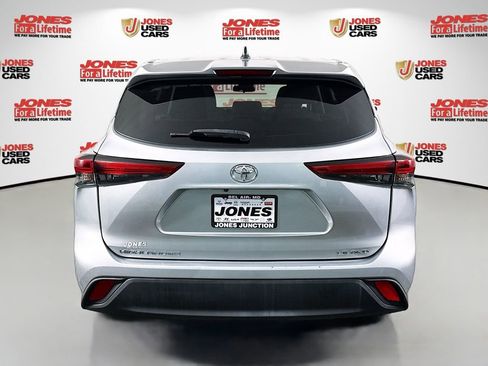 Used 2022 Toyota Highlander LE AWD/4WD image 14