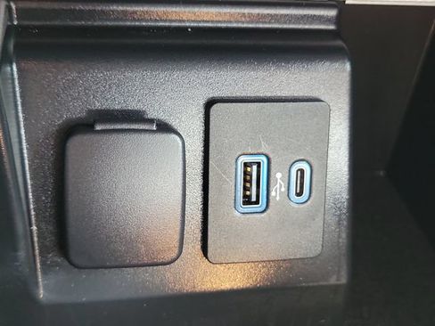 Used 2023 Ford Explorer XLT RWD image 37