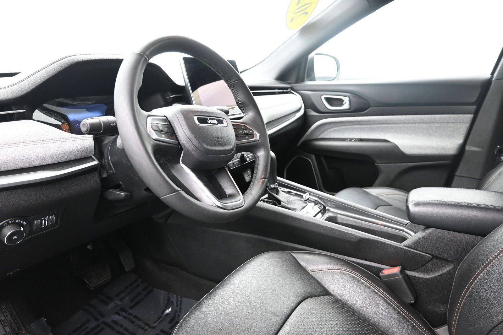 Used 2023 Jeep Compass Latitude AWD/4WD image 10