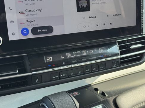 Used 2025 Toyota Sienna XLE image 23