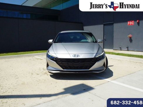 Used 2022 Hyundai Elantra SEL FWD image 2