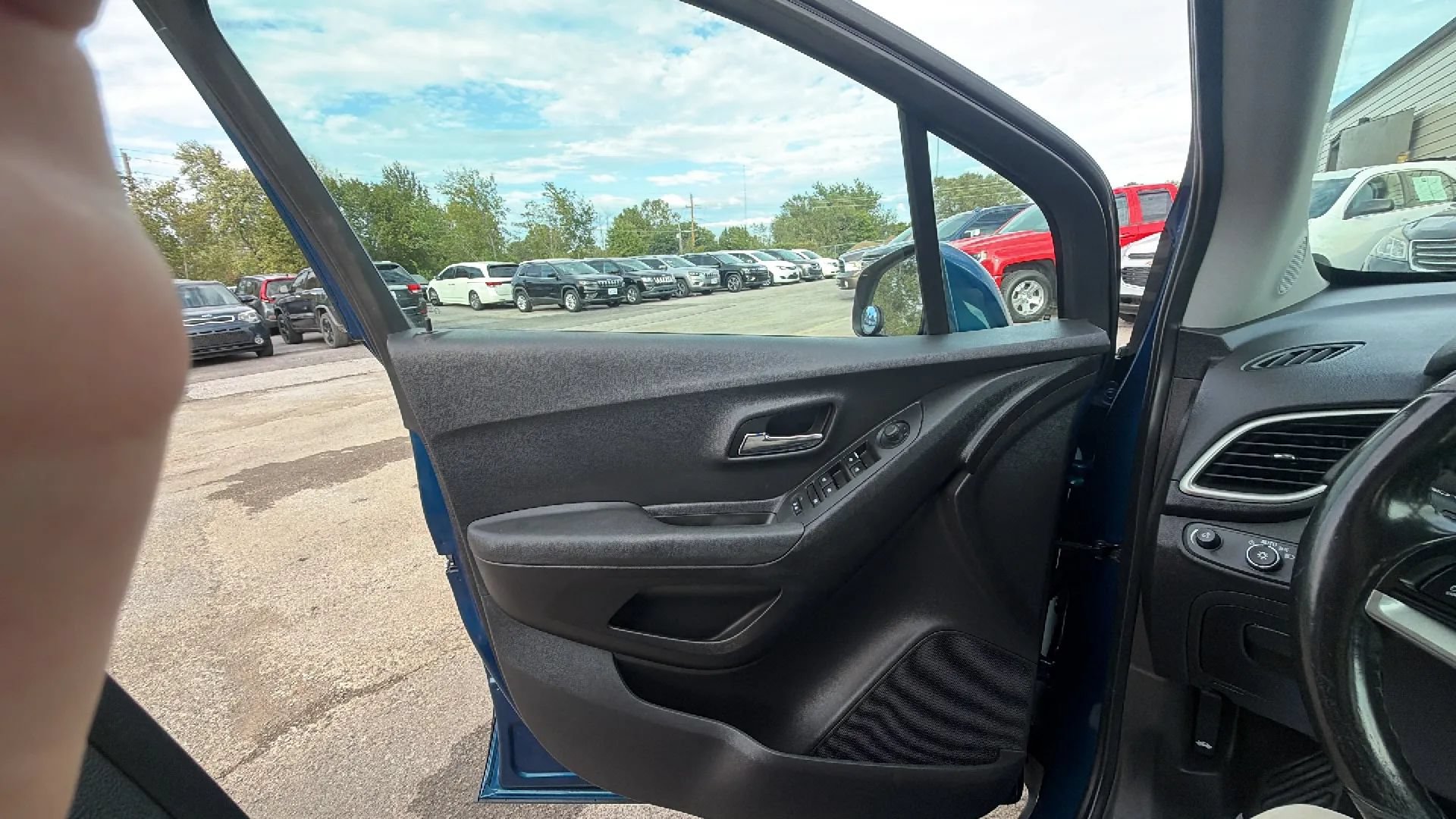Used 2019 Chevrolet Trax LT w/ LT Convenience Package FWD image 37