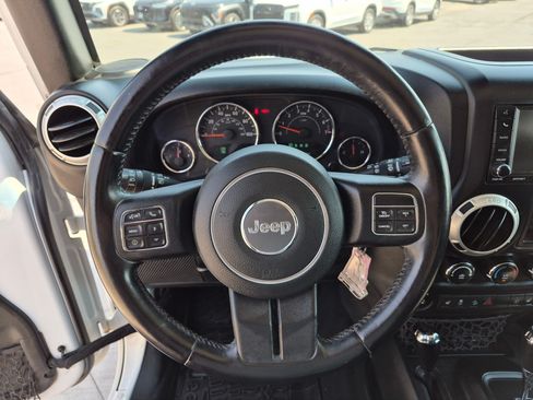 Used 2017 Jeep Wrangler Unlimited Rubicon w/ Cold Weather Group AWD/4WD image 16