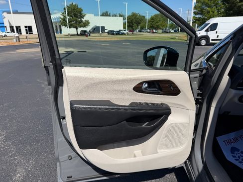 Used 2023 Chrysler Pacifica Limited FWD image 41