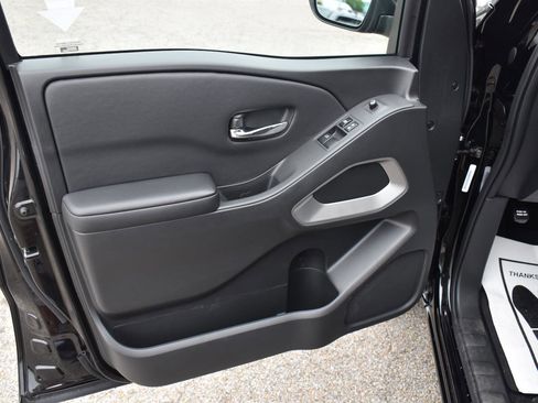 Used 2025 Nissan Frontier SV image 22