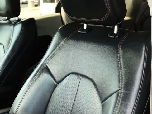 Used 2018 Chrysler Pacifica Touring-L FWD image 18