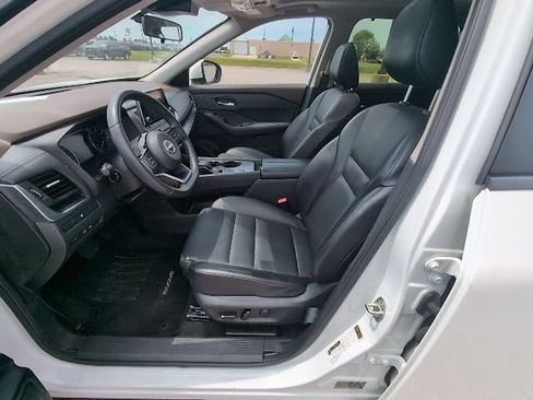Used 2023 Nissan Rogue SV w/ SV Premium B Package FWD image 12
