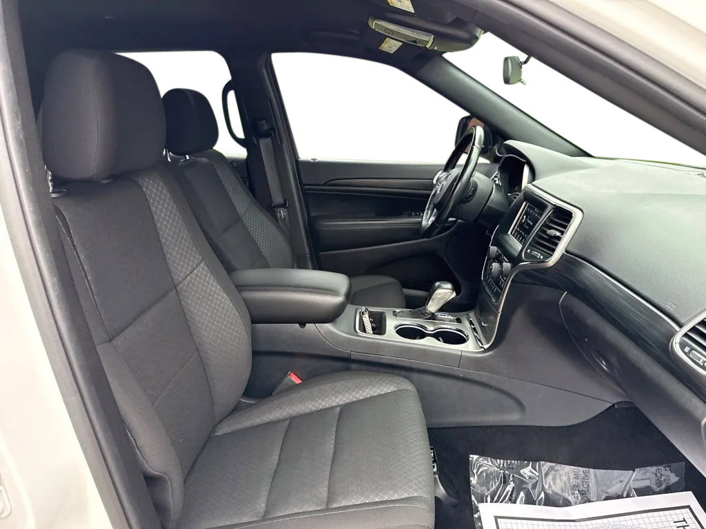 Used 2020 Jeep Grand Cherokee Laredo w/ Security & Convenience Group AWD/4WD image 14
