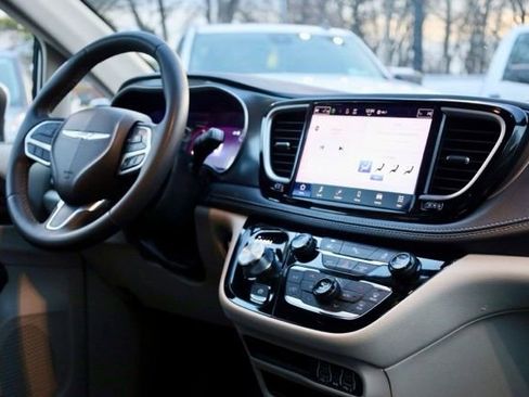 Used 2023 Chrysler Pacifica Touring-L image 37