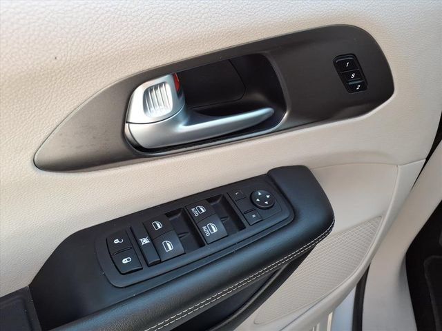 Used 2024 Chrysler Pacifica Touring-L FWD image 17