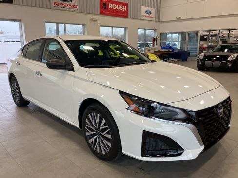 Used 2025 Nissan Altima 2.5 SV image 3