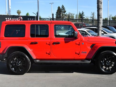 Used 2025 Jeep Wrangler Sahara image 9