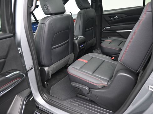Used 2024 Chevrolet Traverse RS FWD image 30