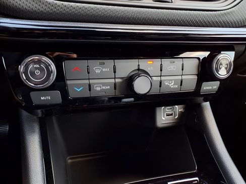 New 2026 Jeep Compass Latitude image 10