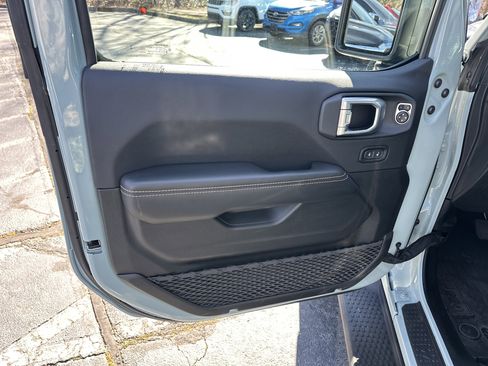 Used 2024 Jeep Wrangler Sahara w/ Technology Group image 12