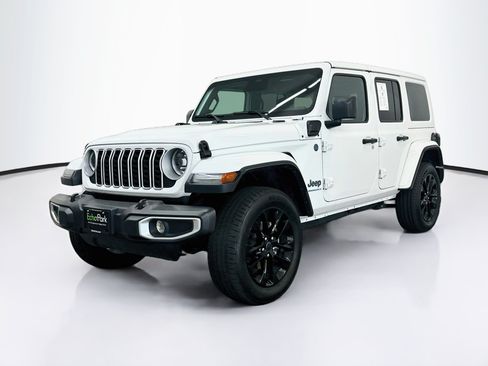 Used 2025 Jeep Wrangler Unlimited Sahara w/ Safety Group AWD/4WD image 3