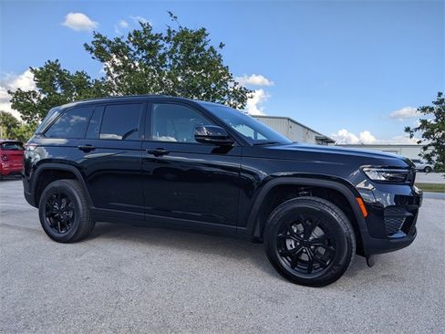 New 2025 Jeep Grand Cherokee Altitude image 2