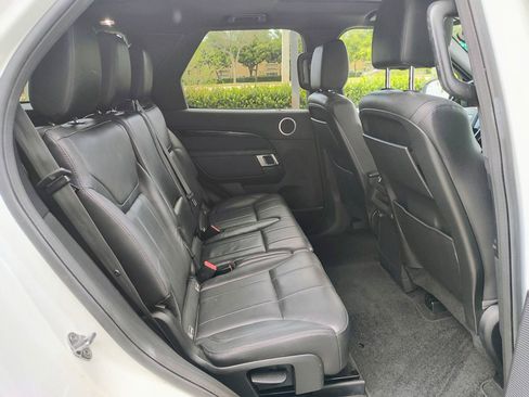 Used 2017 Land Rover Discovery SE image 14